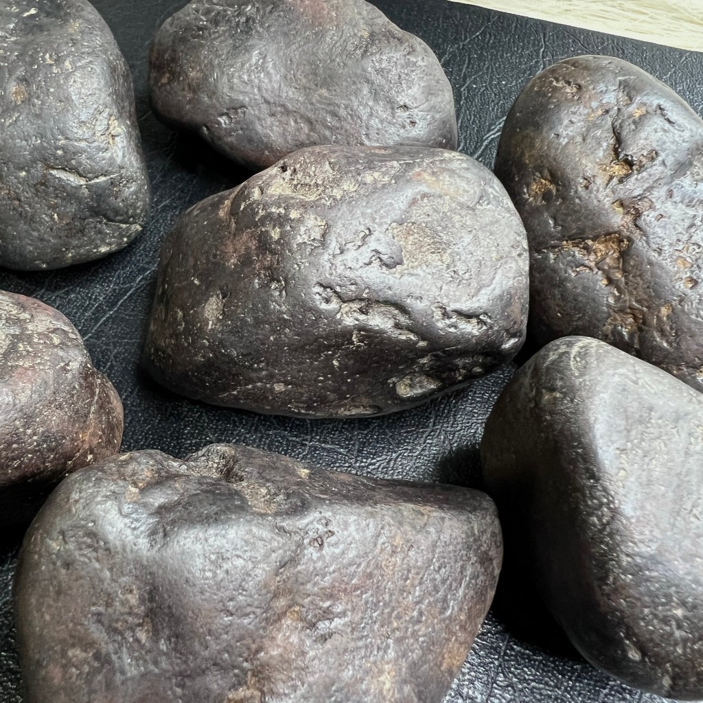 หินแมกนีไทต์ (Magnetite) ก้อนดิบ  เลือกก้อนได้  แร่หายาก จากธรรมชาติ
