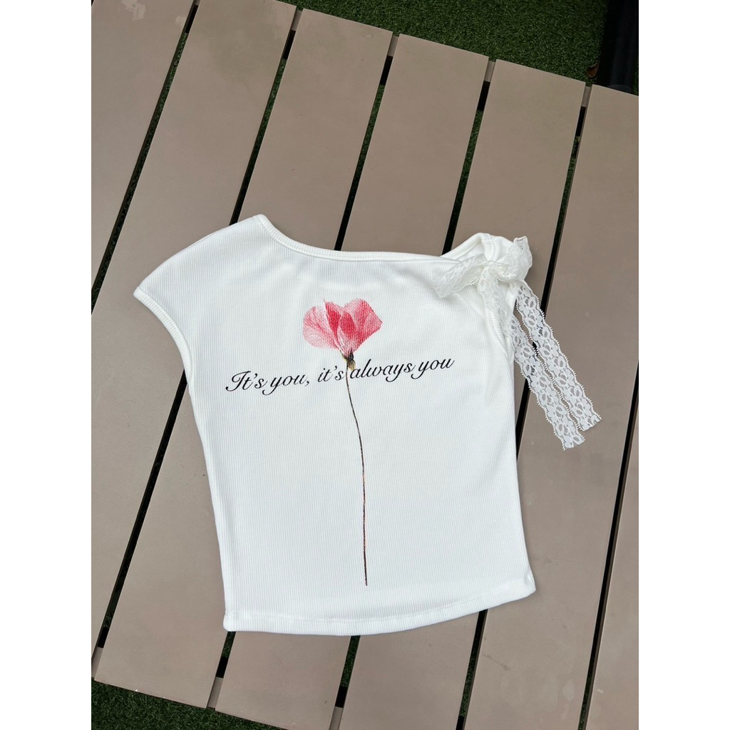 SIS.ON | พร้อมส่ง  เสื้อแขนสั้นไหล่เบี่ยงพิมพ์ลาย ดีเทลผูกลูกไม้ BK ราคา ถูกที่สุด ดีลบีเคเค แกลเลอรีภาพที่ 5