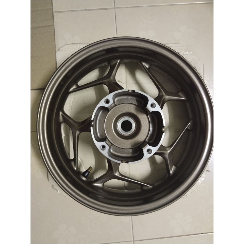 ล้อหลัง PCX 160 รุ่นABSแท้มือ1เบิกศูนย์มีทั้งสีดำและสีน้ำตาลปี 22 - 24เอาปีไหนสั่งได้ในแชทครับ