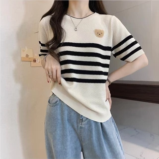 (พร้อมส่งที่ไทย#18045)เสื้อแขนสั้นผู้หญิงไหมพรมถักผ้านิ่มใส่สบาย คอกลมแฟชั่นทรงเกาหลีปักป้ายลายหมี