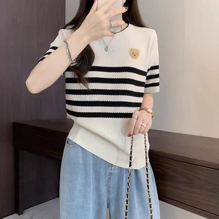 (พร้อมส่งที่ไทย#18045)เสื้อแขนสั้นผู้หญิงไหมพรมถักผ้านิ่มใส่สบาย คอกลมแฟชั่นทรงเกาหลีปักป้ายลายหมี