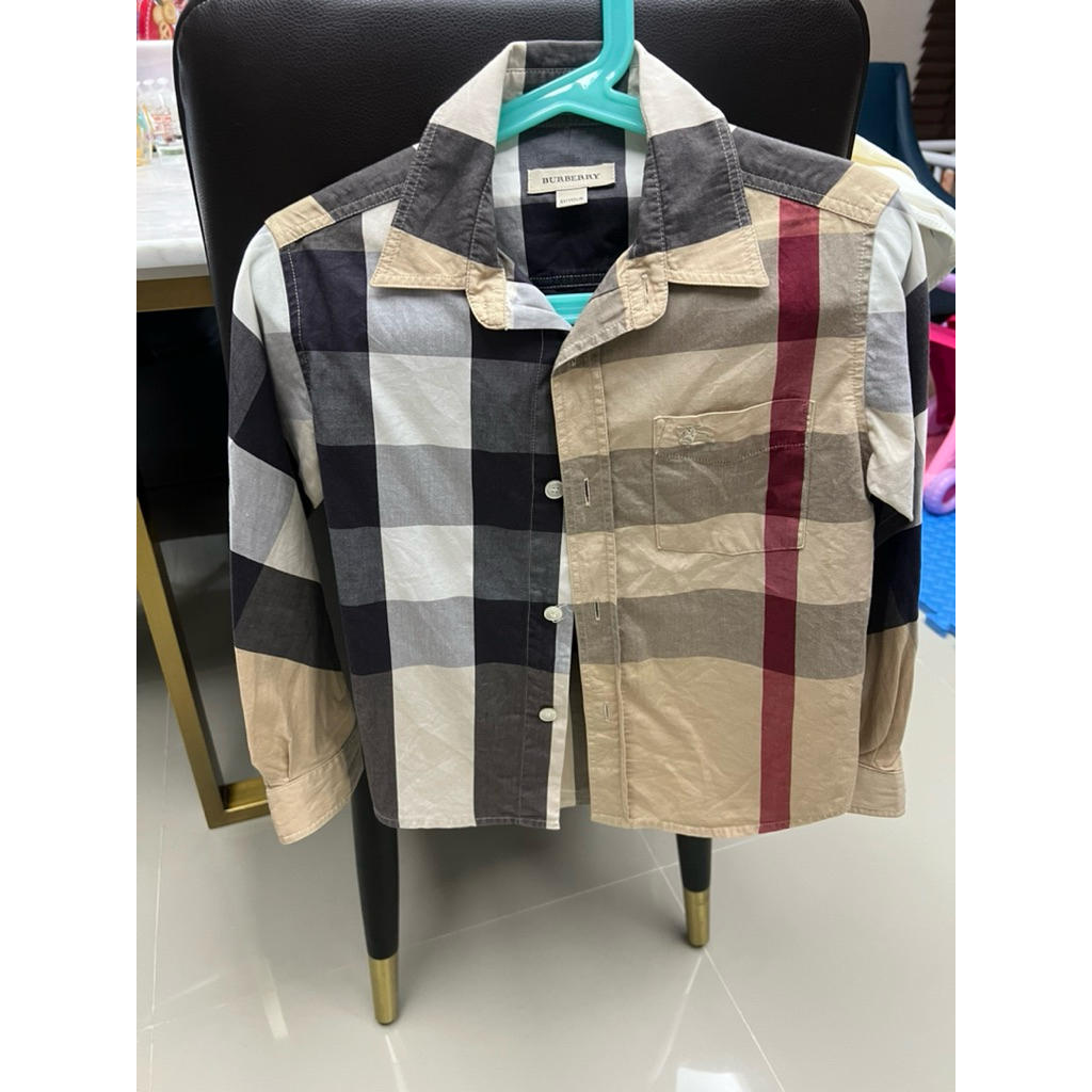 เสื้อเชิ้ตเด็กBurberryไซต์5ปี รอบอก27นิ้วความยาว17.5นิ้วมือสองของแท้100%สภาพดีจ้า