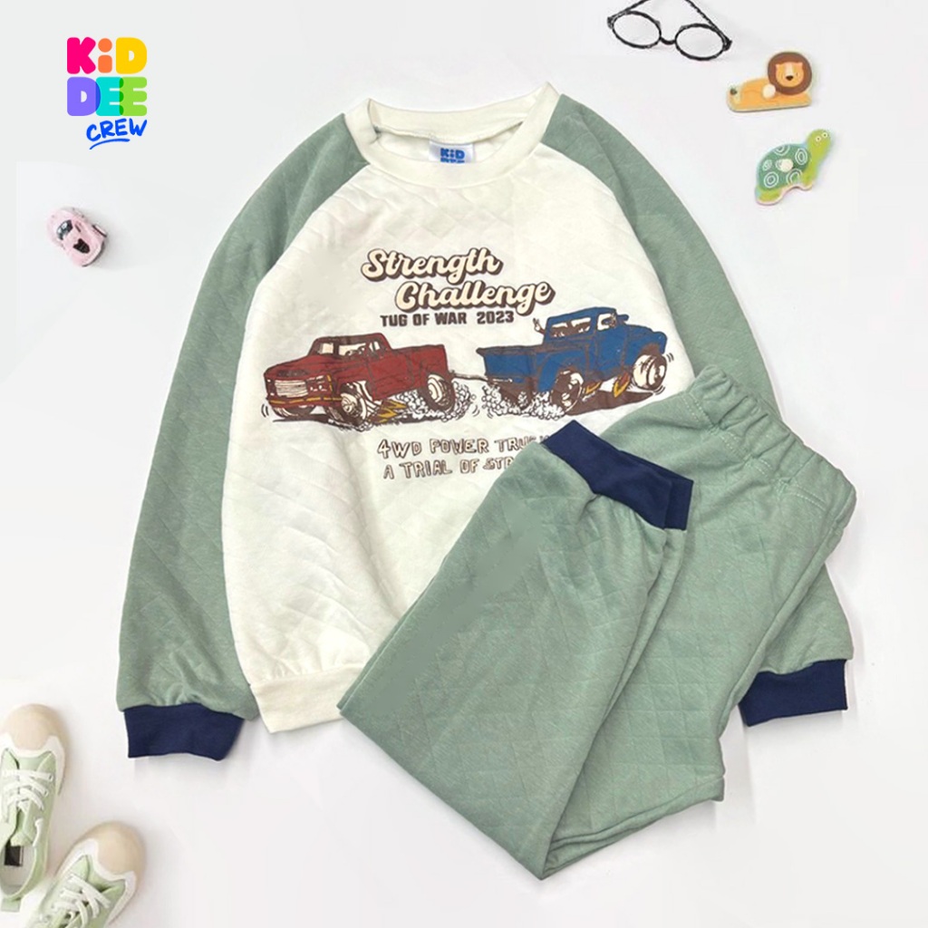 KiddeeCrew ชุดนอนเด็ก ขาวพิมพ์รถคู่ แขนเขียว ผ้าแซนวิช เหมาะสำหรับอายุ 1-14 ปี