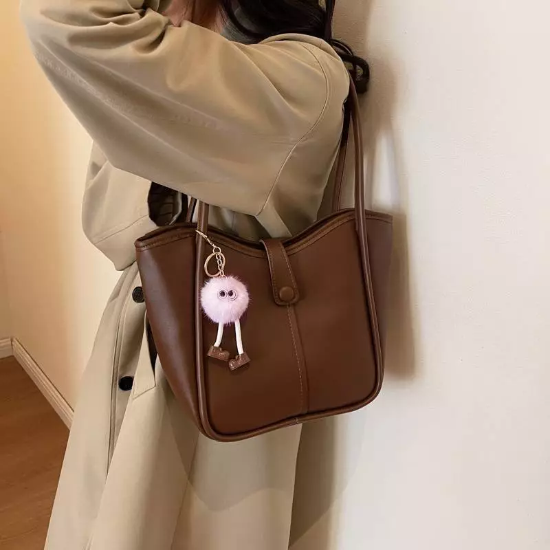 fashion.shop502 กระเป๋าสะพายข้างแฟชั่น หนังPU ทรงสวย จุของได้เยอะ (แถมพวงกุญแจ) พร้อมส่งในไทย B-031