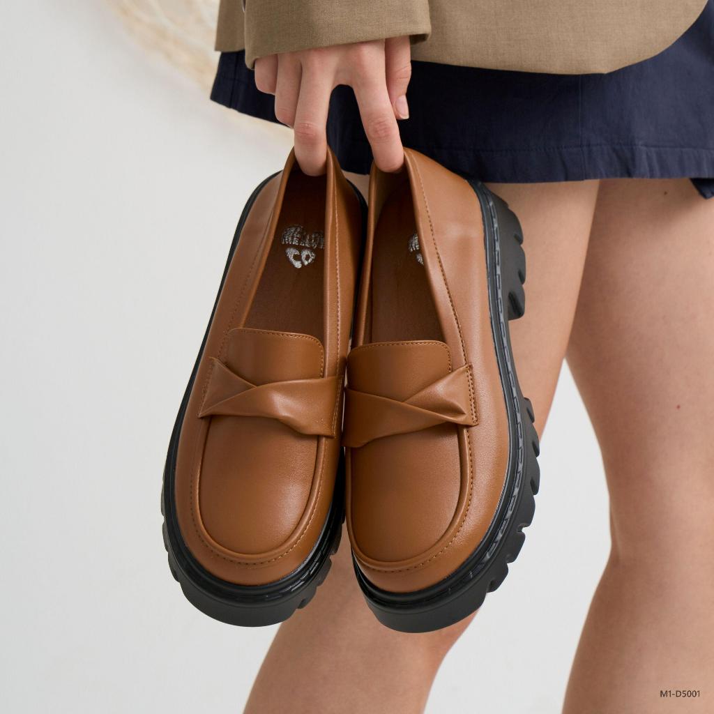MellowCo รองเท้าโลเฟอร์วีแกนคาดหน้าทวิสต์ Loafer รุ่น Iris Classic M1-D5001
