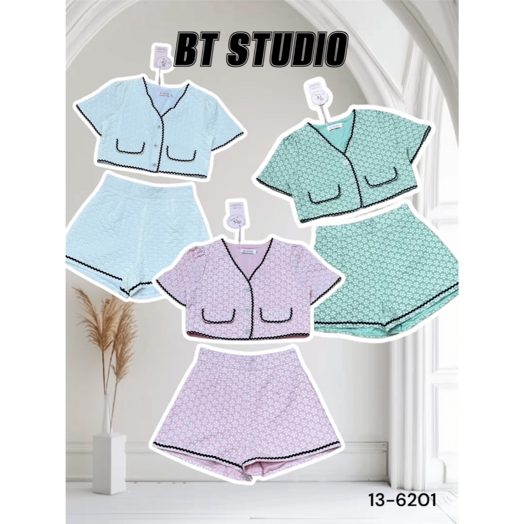 BT 13-6201 ชุดเซ็ท 2 ชิ้น เสื้อแขนสั้น แต่งกระเป๋าหลอก  มาพร้อมกางเกงขาสั้นงานผ้าปั้มลายนูนลายดอกไม้