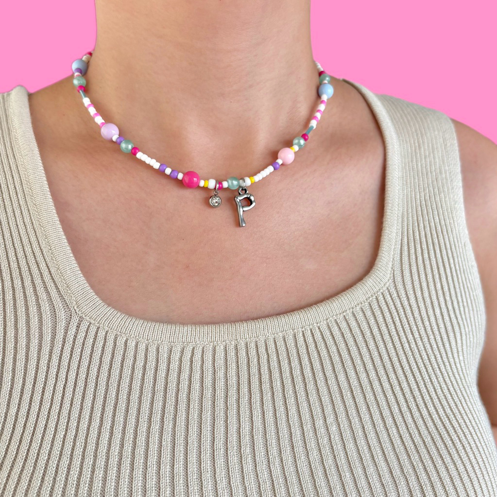 Piing me Necklace | สร้อยคอลูกปัดเม็ดเล็ก (3 mm) ผสมลูกปัดเม็ดใหญ่ (8 mm) พร้อมจี้ตัวอักษร A-Z