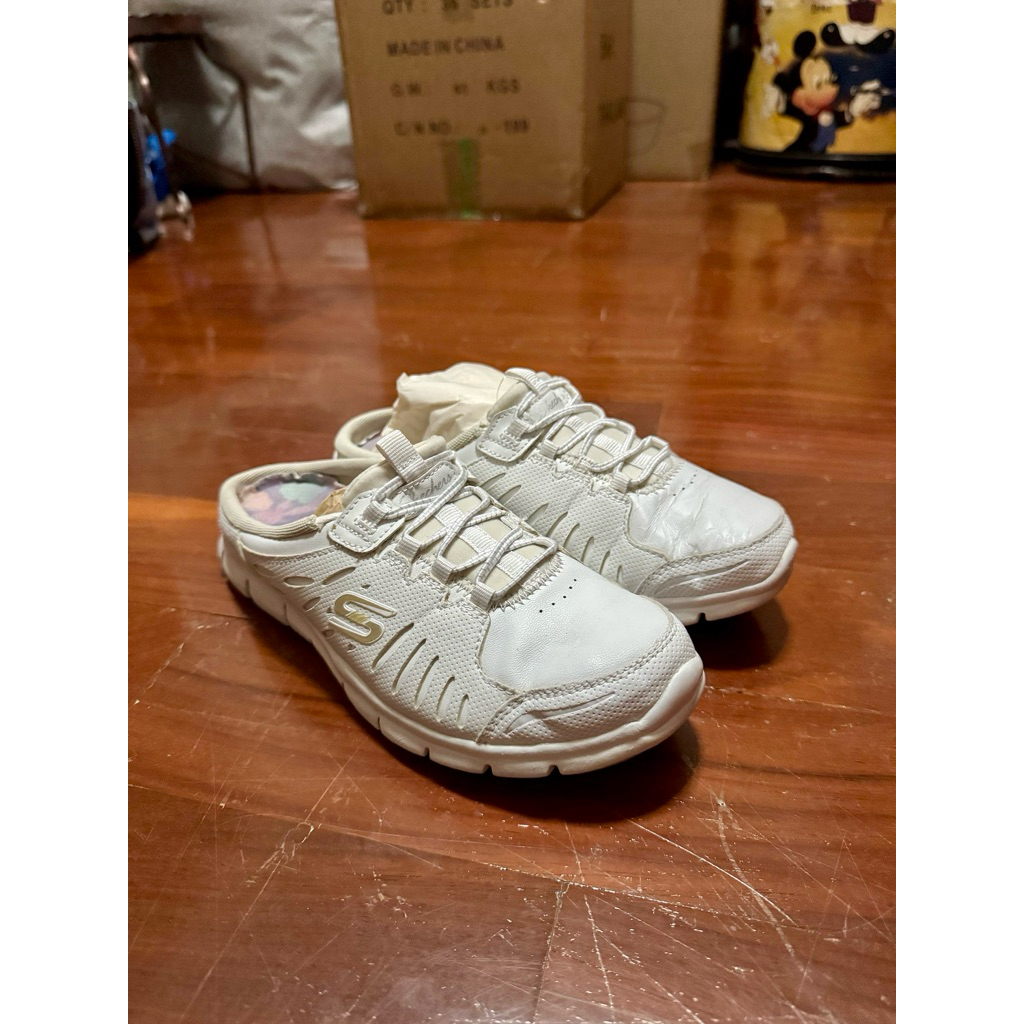 ส่งต่อรองเท้า Skechers เปิดส้น มือสอง
