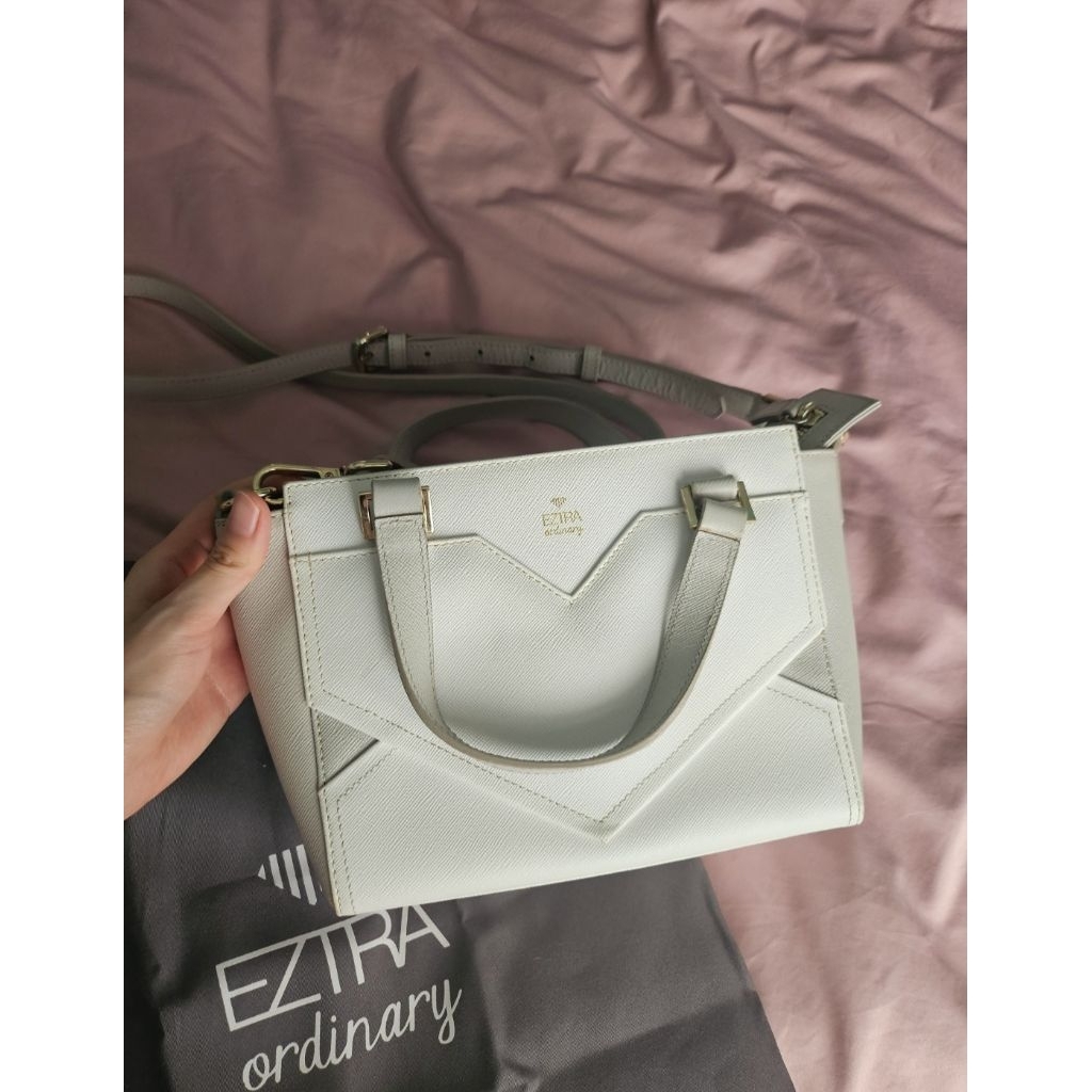 ส่งต่อกระเป๋า eztra สีขาว