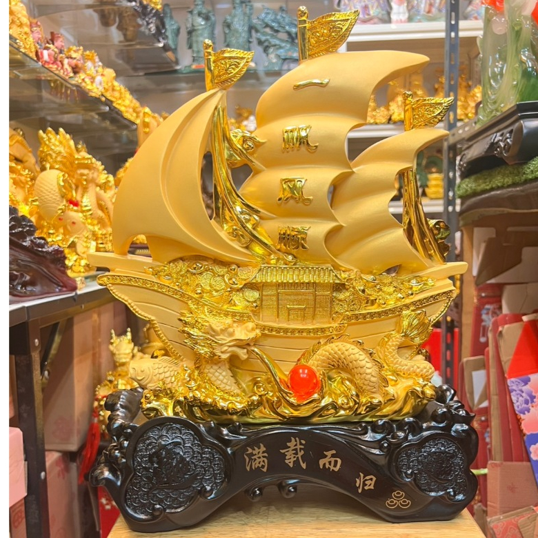 เรือสำเภา ขนสมบัติ ขนบ้าน มีมังกรพ่นน้ำ สีทรายทอง สูง 17 นิ้ว  งานเรซิ่น การค้าขายรุ่งเรือง ของมงคลเสริมฮวงจุ้ย
