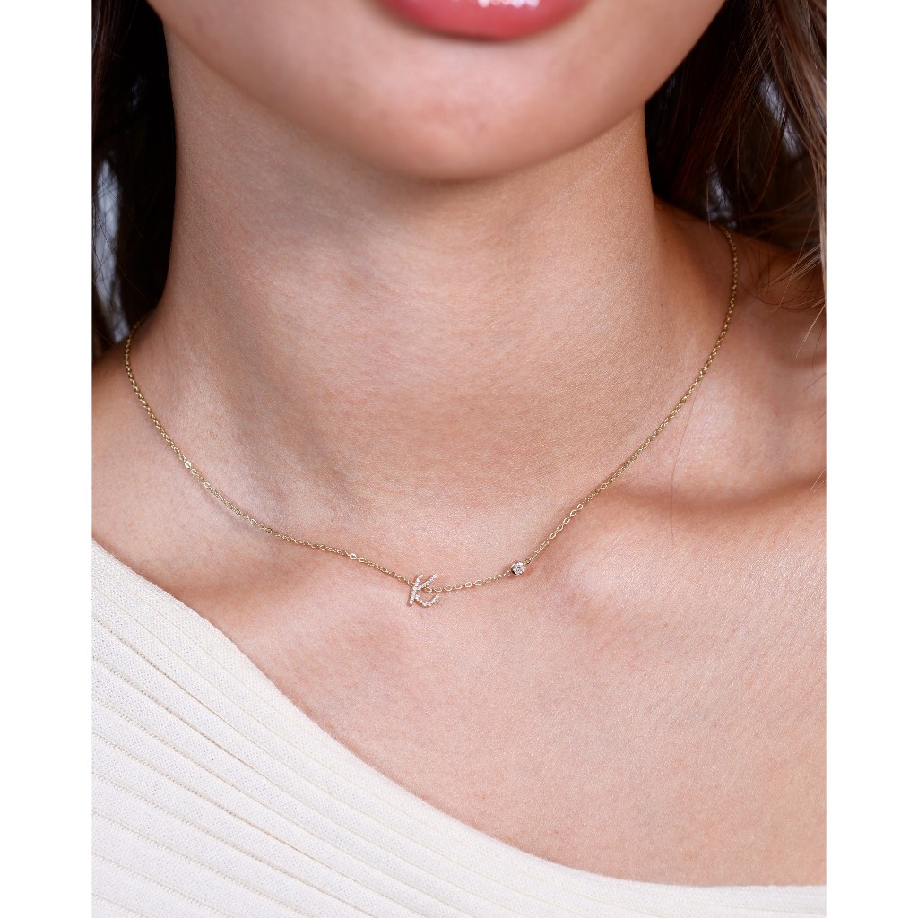 Grace Fine Jewelry قلادة ذهب 9K بحرف وألماس طبيعي — صورة 2