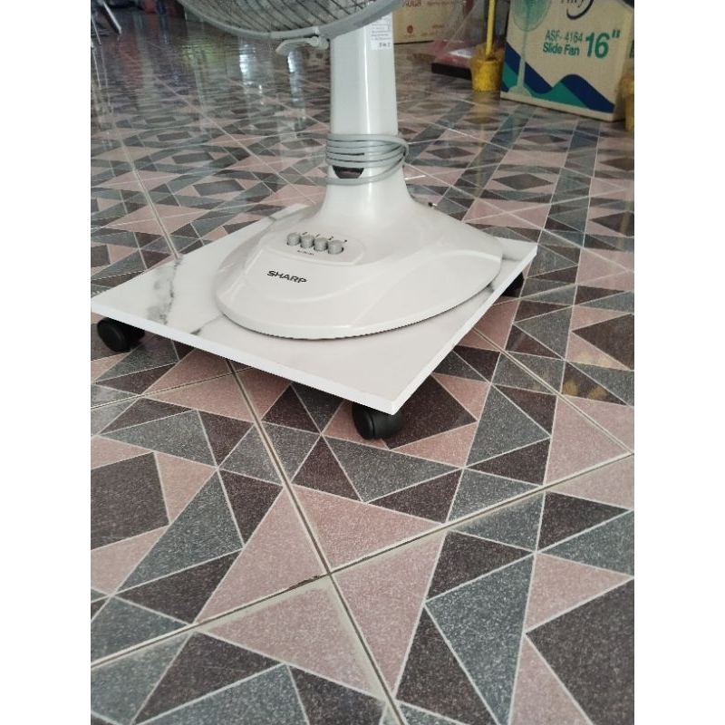 ขาตั้งพัดลมมีล้อ รหัสสินค้าแผ่นมีล้อสุ่มสี 40*40ซม.คละสี