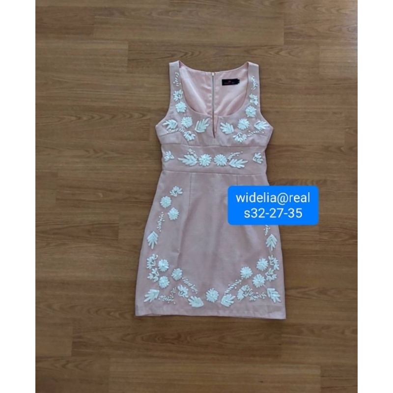 พร้อมส่ง เดรสสั้นป้าย widelia@real