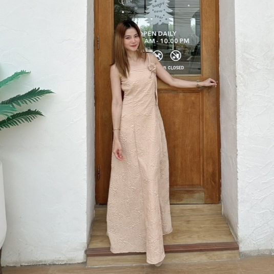 เดรสยาวสายเดี่ยว มีเชือกปรับขนาดขนาดด้านหลัง ผ้าอัดย่นกุหลาบ มี3สี สามารถใส่ได้ทั้งออกงานเที่ยวคาเฟ่ และได้ในทุกโอกาศ