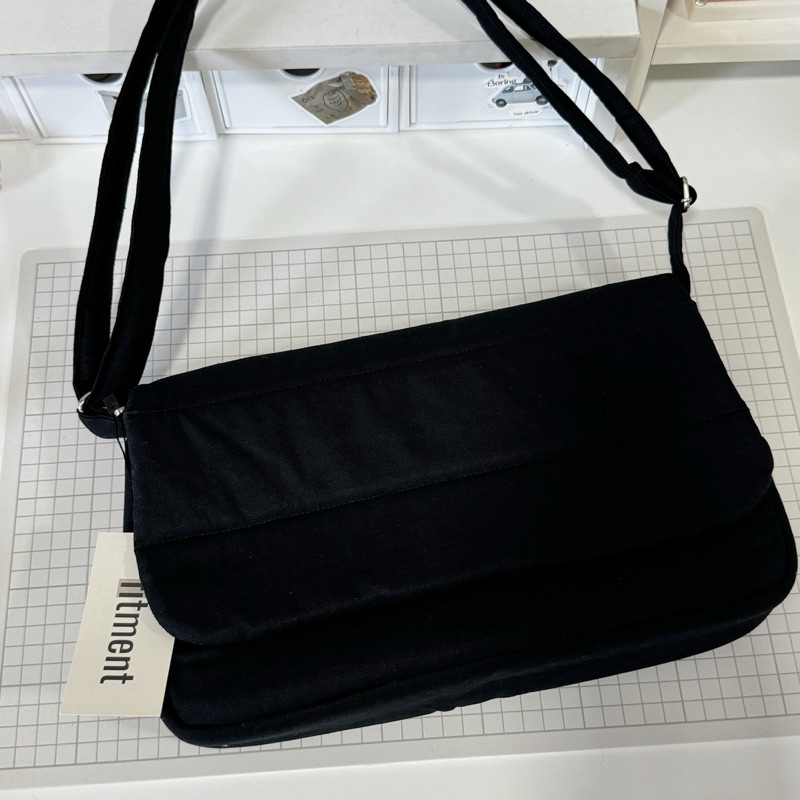 (พร้อมส่ง) fitment crossbody bag  กระเป๋าผู้ชาย กระเป๋าผ้า ใส่ไอแพดได้