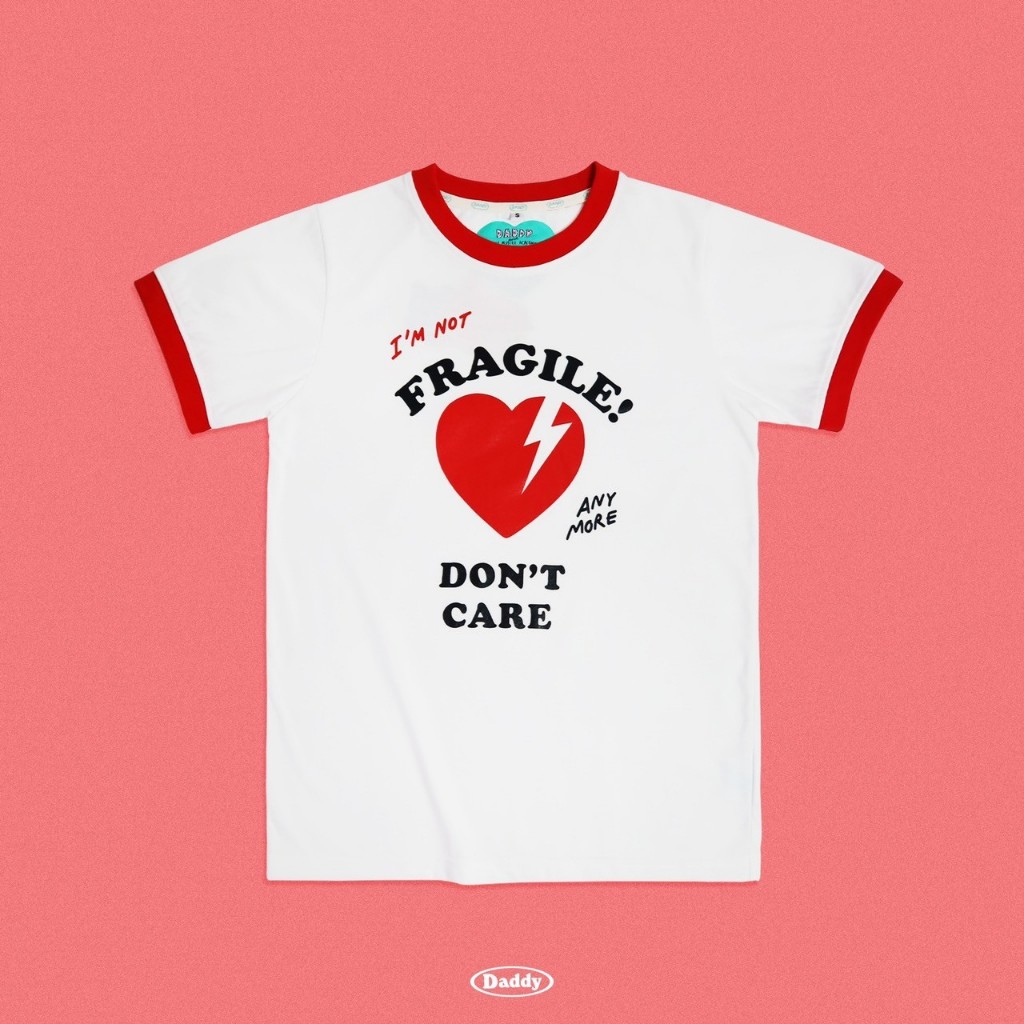 DADDY | I’m not Fragile T-Shirt เสื้อยืด ลายหัวใจ สีแดง