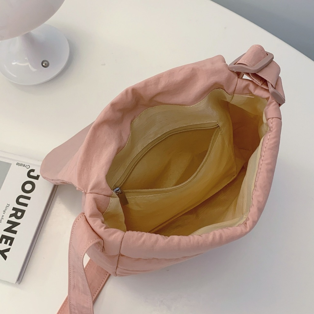 มาใหม่🔥🔥uniqlo มีป้ายห้อยยูนิโคล่ กระเป๋าสพายข้างสำหรับผู้หญิง สไตล์น่ารักๆ สีแบบมินิมอลมินใจ