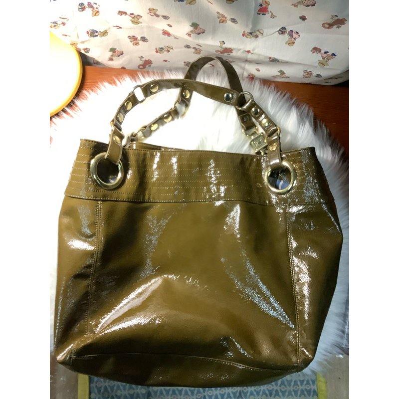 กระเป๋าSTEVEN(by steve madden)มือ2หนังpuใบใหญ่(มีตำหนิ)ขนาด ยาว13นิ้วกว้าง6นิ้วสูง13นิ้ว