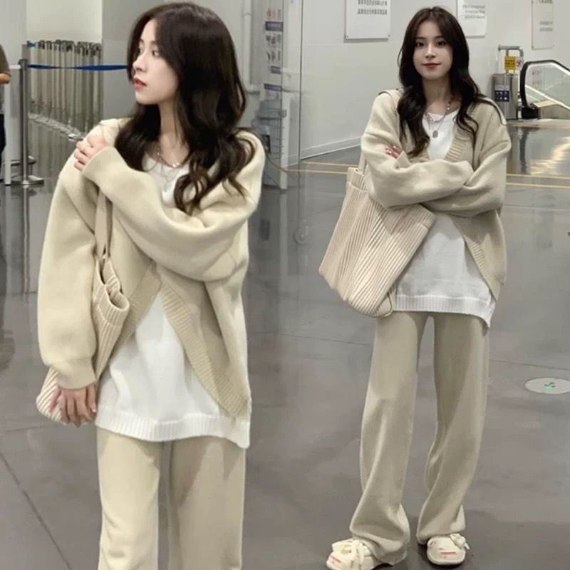 เซ็ตไหมพรม ลุคแอร์พอร์ต งานเกรดพรีเมี่ยมเนื้อนุ่ม เสื้อแขนยาวทอติดกันกับด้านใน ดีไซน์คือเก๋มาก เนื้อไม่หนา ใส่เที่ยว ใส่