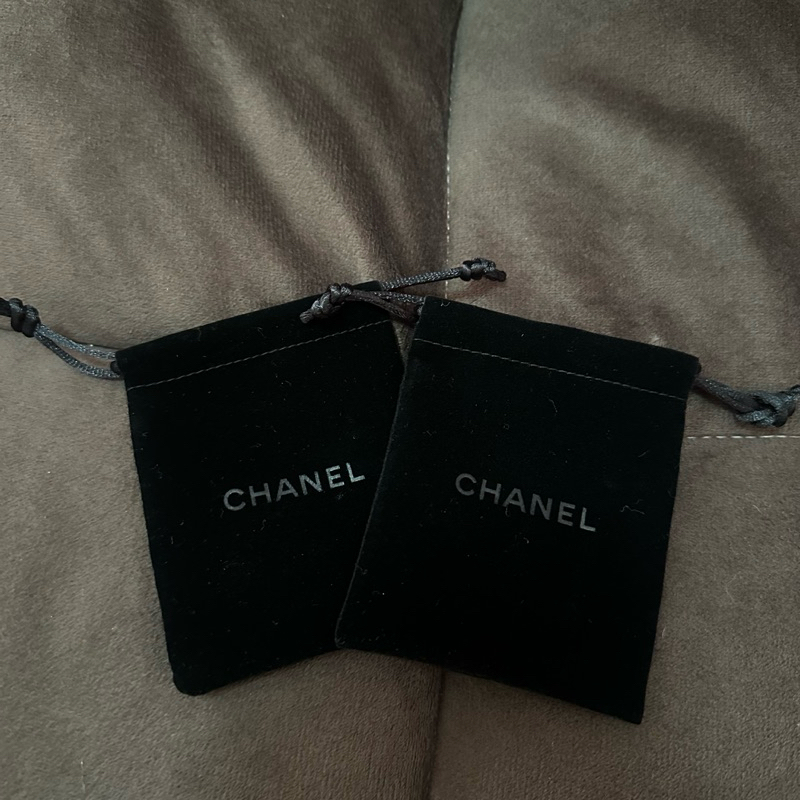 Chanel ถุงผ้ากำมะหยี่ สกรีนโลโก้เเบรนด์ งานสวย กว้าง8 cm สูง 10 cm ค่ะ