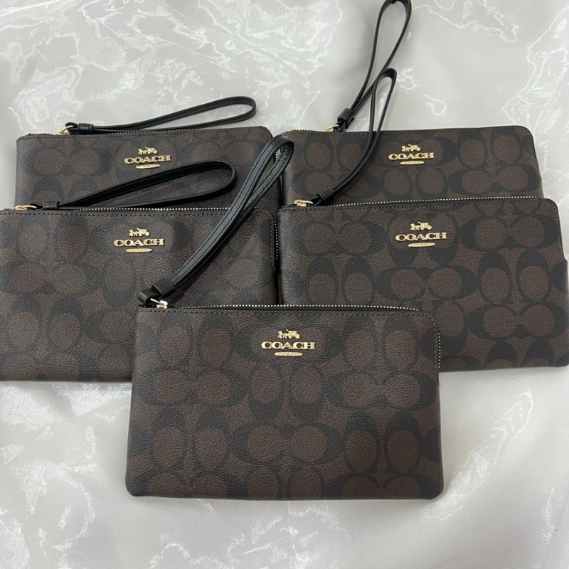 Coach กระเป๋าคล้องมือ ไซส์L ซิปเดียว ลายC สีน้ำตาลเข้ม