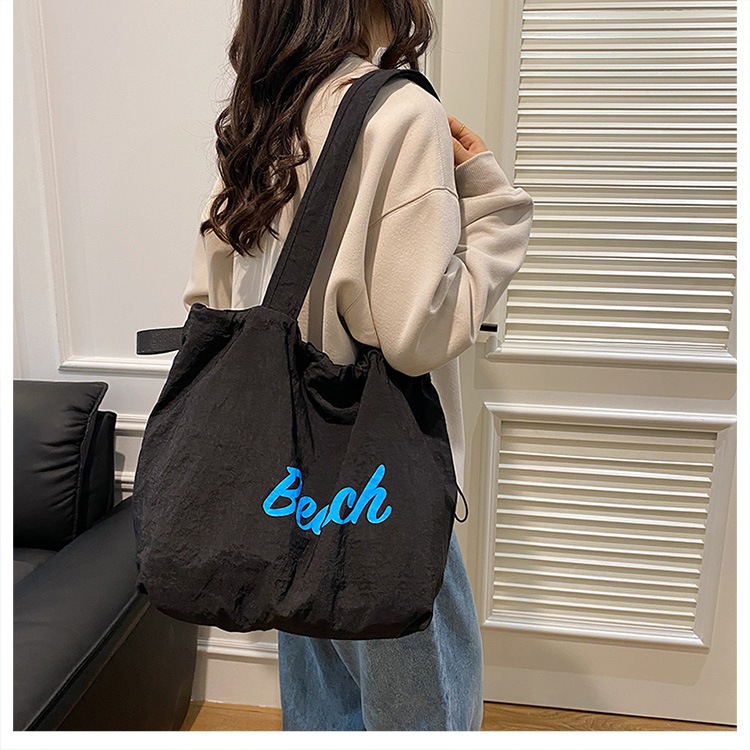 N145 ส่งจาก  กระเป๋าสะพายผ้าไนล่อน Beach  รูดปาก ขนาด 19 นิ้ว ส่วนที่ยาวสุด ราคา ถูกที่สุด ดีลบีเคเค แกลเลอรีภาพที่ 7
