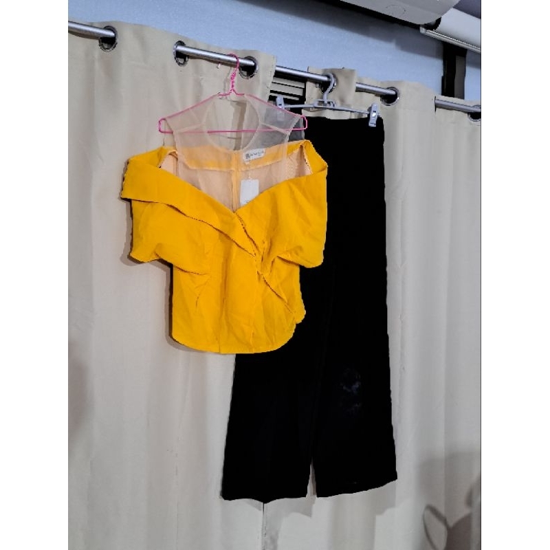 L ชุดเซตเสื้อกางเกง งานป้าย Valley Girl เสื้อเหลืองสไตล์เกาะไหล่ กางเกงขายาวดำ ผ้าดีมาก