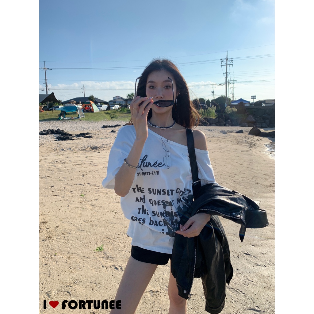 Fortunee เสื้อยืดแขนสั้นดีไซน์ไหล่เฉียง สไตล์วินเทจแบบอเมริกัน พิมพ์ลาย ทรงหลวม ใส่สบาย