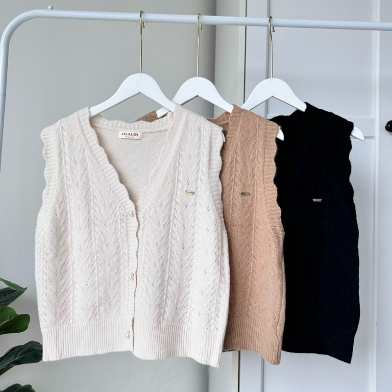 🥞 Buttercup vest🥞 เสื้อกั๊กไหมพรมแต่งกระดุมมุก ลุคold money JILALIN.BKK