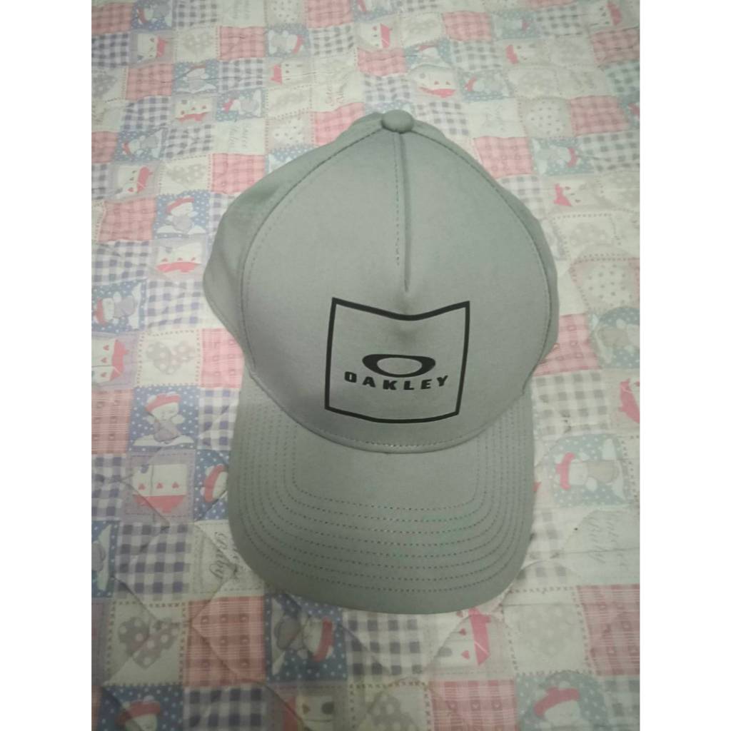 หมวก Oakley แท้ มือ 2 สภาพดี มีตำหนิตรงตัวอักษรนิดเดียว