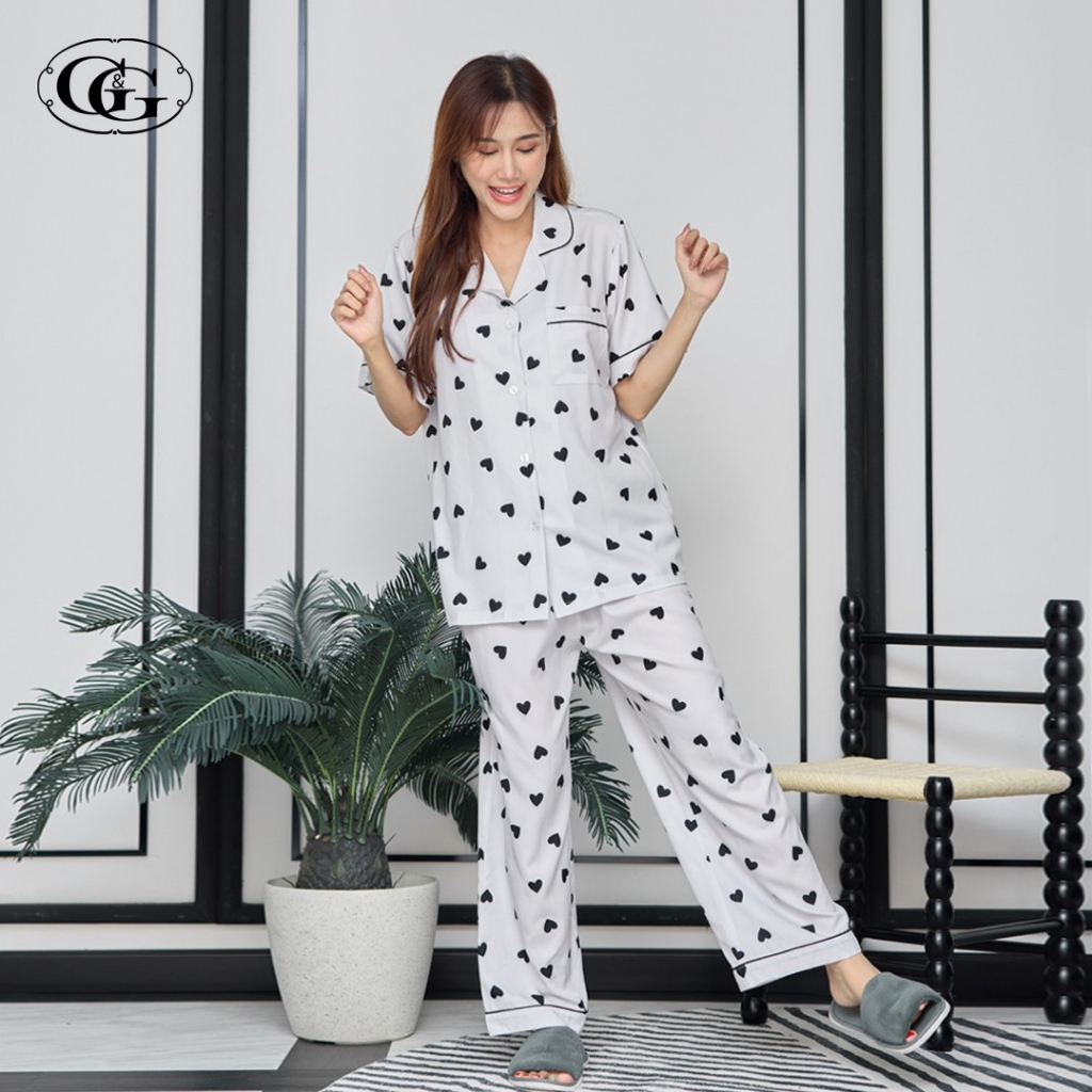 G&G ชุดนอน เสื้อแขนสั้นคอปก กางเกงขายาว ผ้าไหมอิตาลี ลายหัวใจ EN4P007 สีขาว (WH)