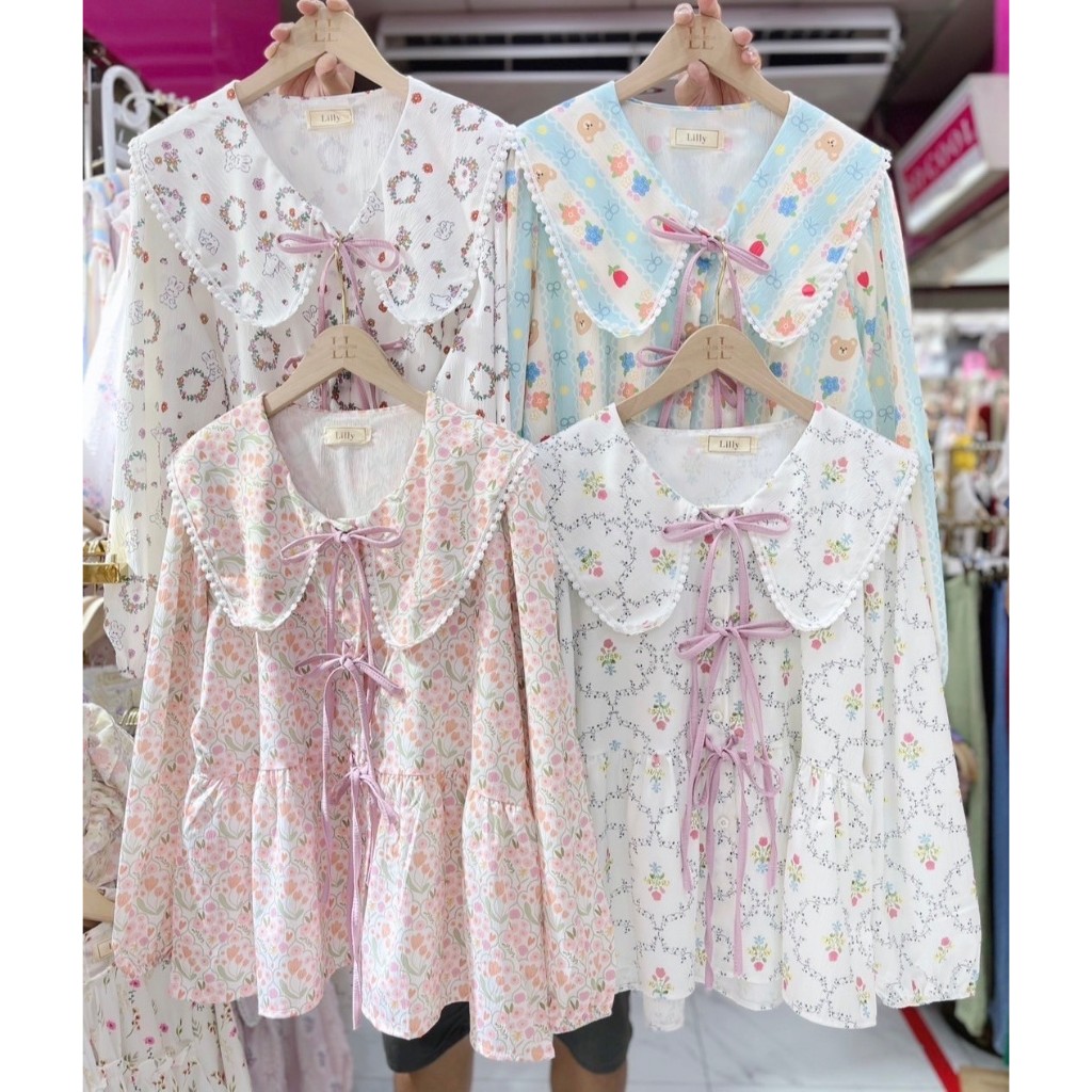 ป้าย Lilly เสื้อผ้าครัชพิมพ์ลายปกแหลมแต่งลูกไม้ผูกโบว์ อก 42 นิ้ว