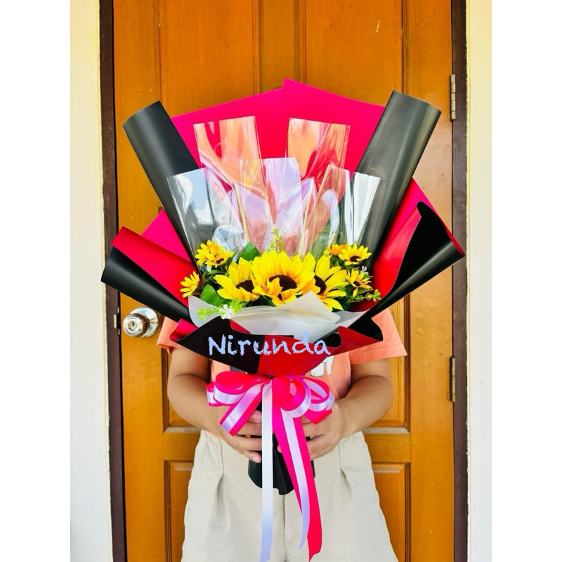 ช่อธนบัตร 5 ใบ ตกแต่งดอกกุหลาบ ดอกทานตะวัน ช่อใส่เงิน ช่อรับปริญญา ช่อปัจฉิม 129 บ.