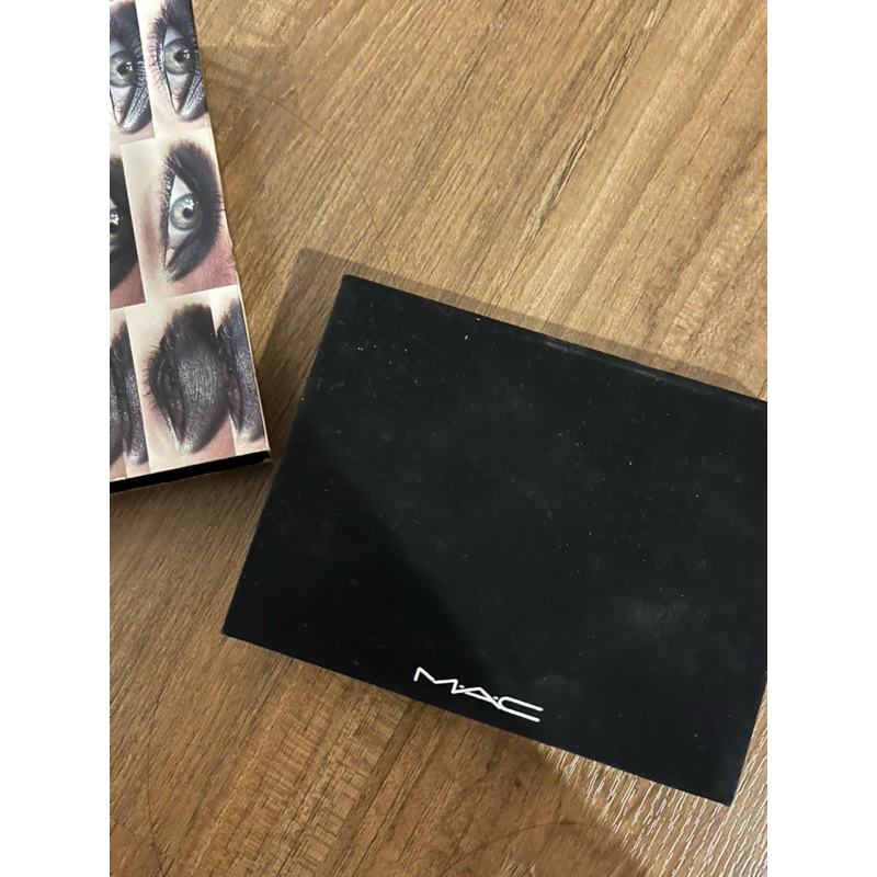 MAC eyeshadow (smoky style)