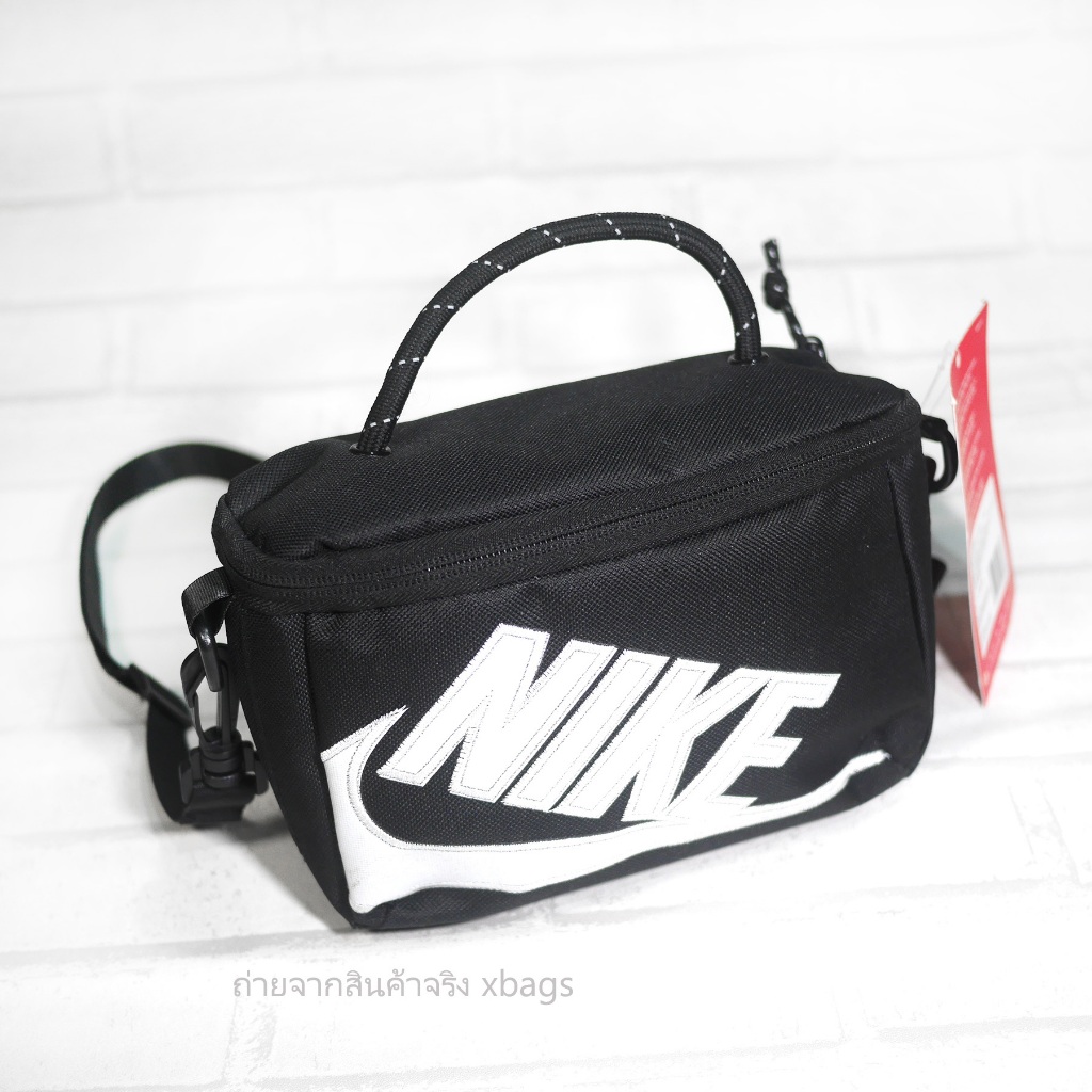 สะพายข้างทรงกล่อง Nike ถอดสายออกเป็น Accessories bag ได้ หิ้วได้ ปักโลโก้ใหญ่