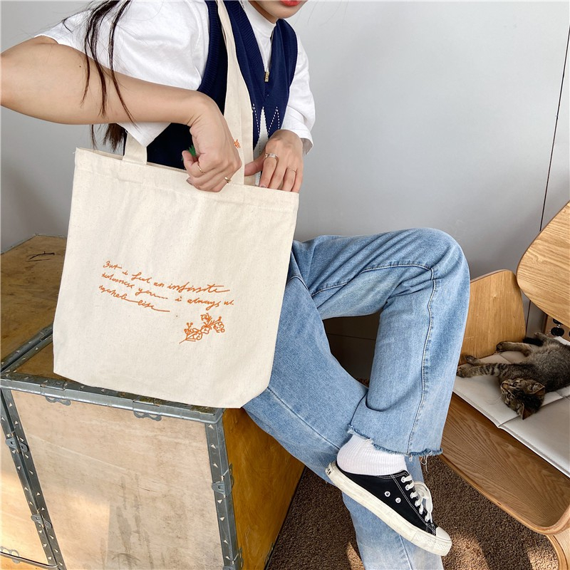 💕BIG SALE 💕ซื้อ 1 แถม 1 J138 กระเป๋าผ้าดิบ 🧡💙เรียบปักอักษรหลากสี THE 3rd มีดอกไม้ตรงสาย🌼🌼
