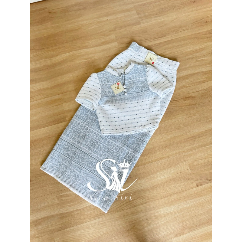 Sira Siri ชุดไทยเสื้อผ้าฝ้ายทอลายน่ารัก ทรงคอจีน มาพร้อมกับผ้าถุงเย็บสำเร็จรูป ป้ายหน้า ทอลายน่ารักสีขาวฟ้า