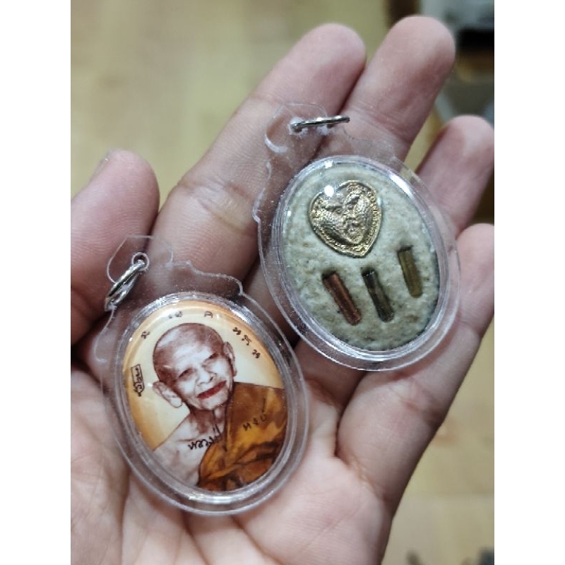 ล็อกเก็ตฉากสีส้ม หลวงปู่หงษ์ พรหมปัญโญ ด้านหลังบรรจุมวลสารและสาริกาฝังตะกรุด บูชาพุทธคุณครบเครื่อง