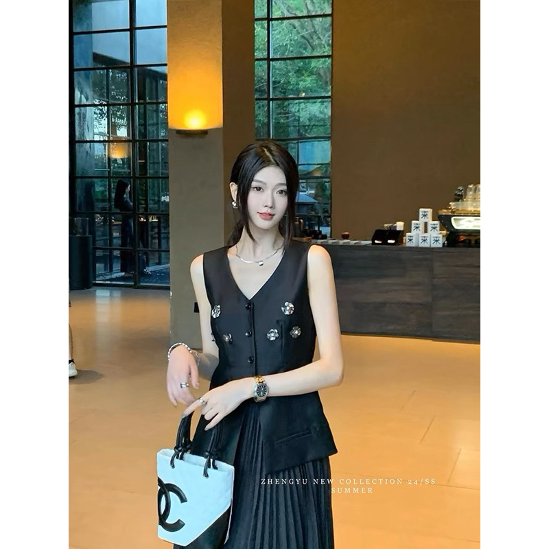 [NITTAYA] D2577 ชุดเซตเสื้อคอวีแขนกุดกระดุมหน้าดีเทลแต่งดอกไม้กระโปรงยาวอัดพลีทเรียบหรูดูแพงใส่ออกงาน คาเฟ่ งานมงคล