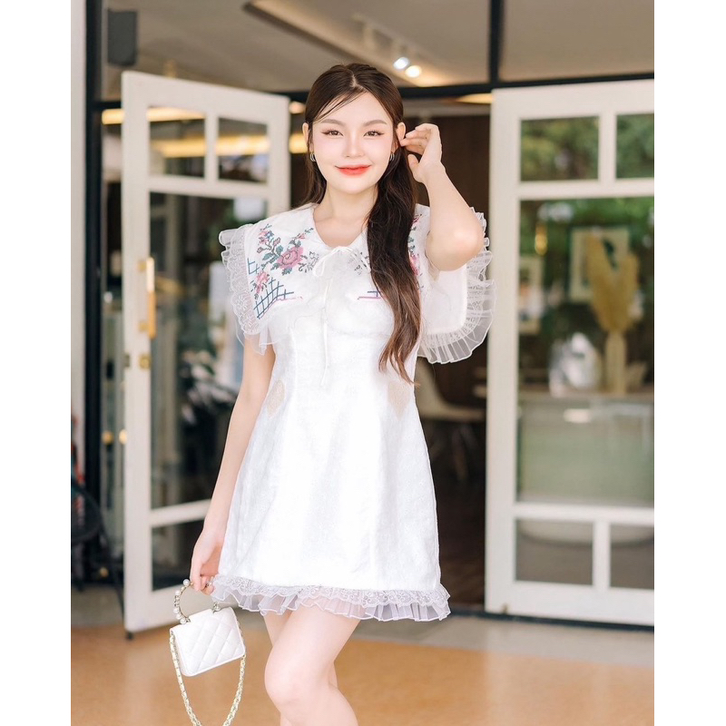 [NITTAYA] D2581 ชุดเดรสกระโปรงคอปกระบายปักแต่งดอกไม้ดีเทลหัวใจช่วงเอวทรงสวยเข้ารูปดูแพงใส่ออกงาน ดิน