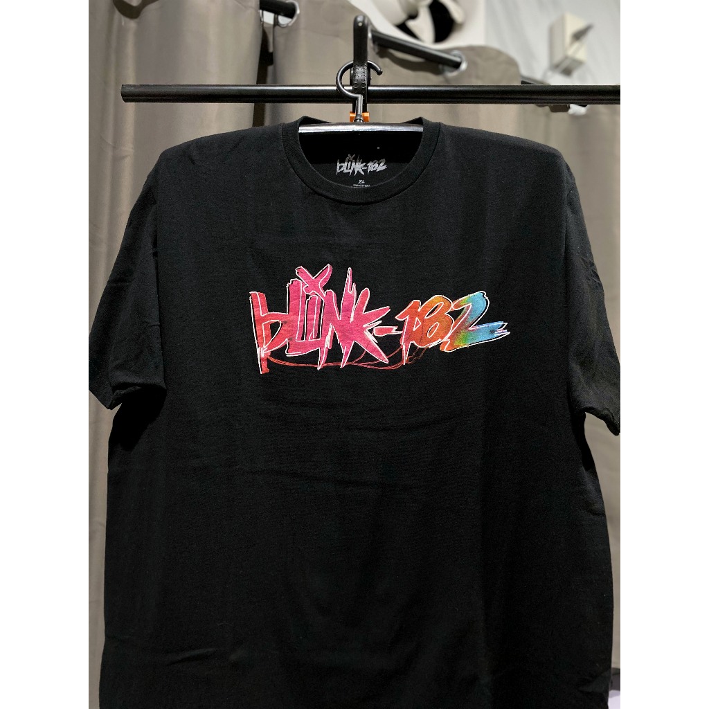 เสื้อยืด วง blink-182 สีดำ ลายฟ้อนท์เรียบสวย สกรีนคม สภาพใหม่มาก ลิขสิทธิ์แท้ Size XL