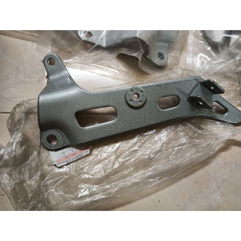 3NA-F7462-00 สเตย์พักเท้าข้างซ้ายY100 แท้ศูนย์ เเผงรองพักเท้าy100