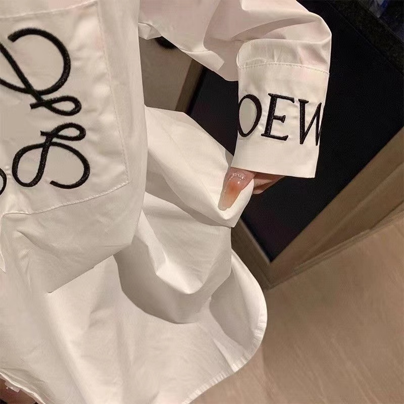 เสื้อเชิ้ตระดับไฮเอนด์ลําลองหลวมแฟชั่นปักตัวอักษรแขนยาวทุกการแข่งขันฤดูใบไม้ผลิฤดูร้อนเสื้อด้านบน