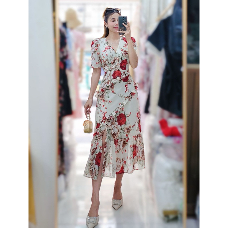 Best Sellerเดรสยาวคอวีผ้าชีฟองออแกนดี้ระบายเฉียงผ่าข้างลาย รูปที่ 5