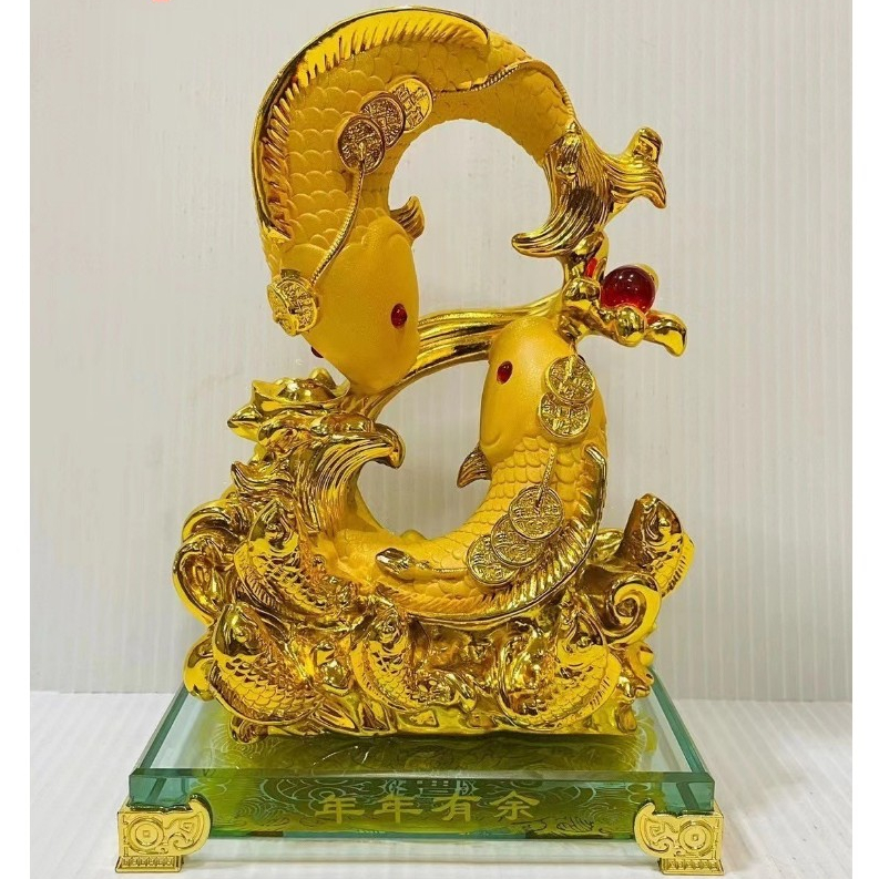 ปลาหลีฮื้อคู่ ปลา ปลามงคล ชูก่อนทอง เลข8 เรซิ่นพ่นทรายทอง สูง 6.5 / 8.5 นิ้ว ฐานแก้ว แก้ชงปี 68