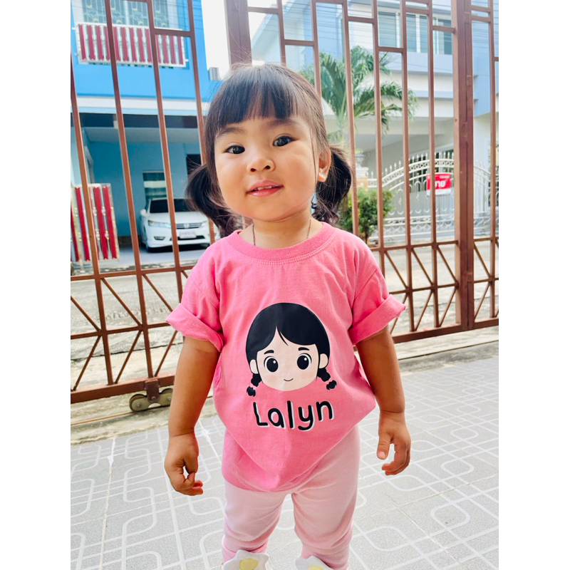 [จัดส่ง 2-3] เสื้อสกรีนชื่อและหน้าการ์ตูน เป็นผ้า Cotton 100% ใส่ได้ทั้งเด็กและผู้ใหญ่ค่ะ
