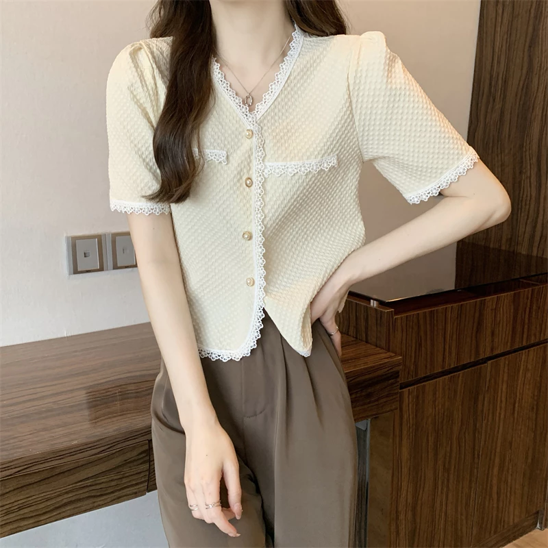 สุดฮิต เสื้อผ้าแฟชั่น เสื้อผ้าผู้หญิงคอวีแขนสั้นงานเกาหลีเกาใจสุดๆ กระดุมแต่งด้านหน้าสีพื้นมี เนื้อผ้านุ่มใส่สบาย