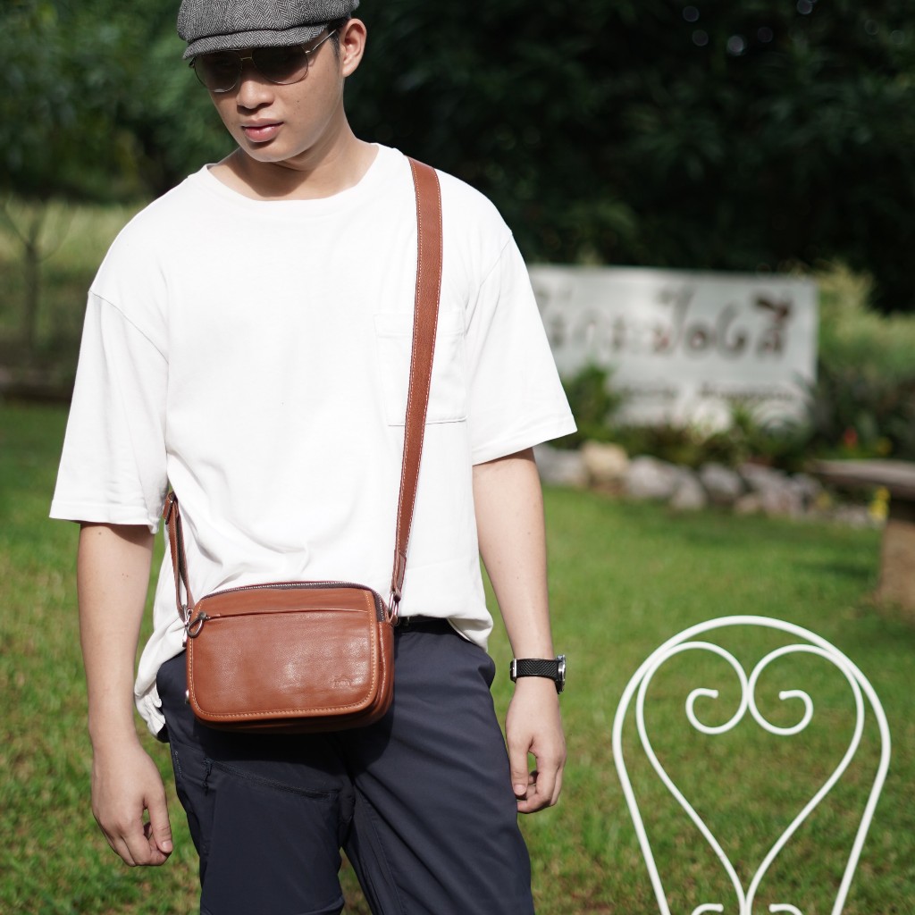 กระเป๋าหนังผู้ชาย /กระเป๋าหนังสะพายข้าง สีน้ำตาล รุ่น B-CBR-1525