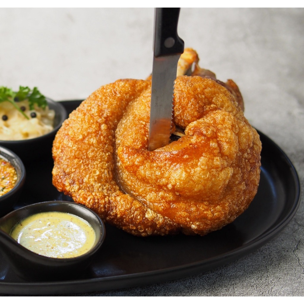 Haus Sausage - German pork knuckle  - ขาหมูเยอรมันแบบยังไม่ทอด ปรุงรสแล้ว อร่อยมาก แค่ฉีกถุงพร้อมทอด