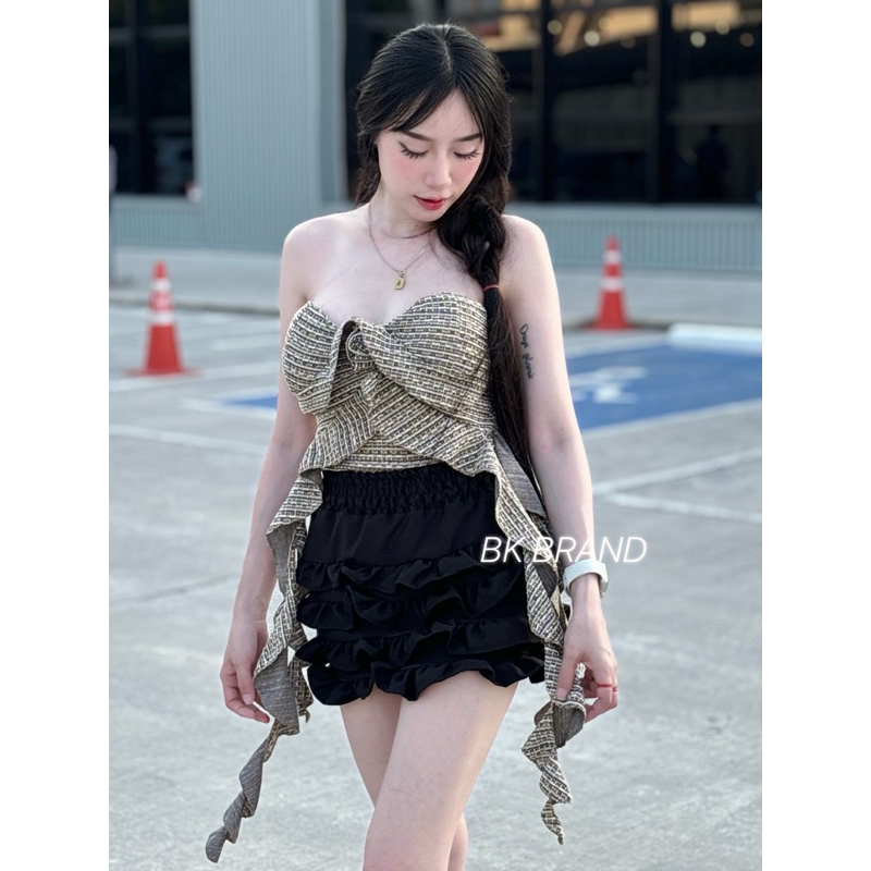 Bk งานเซท2ชิ้น เกาะอกผ้าทวิสแต่งดอกกุหลาบ เสริมฟองน้ำ มาพร้อมกระโปรงชั้น ทรงสวยยอดฮิต